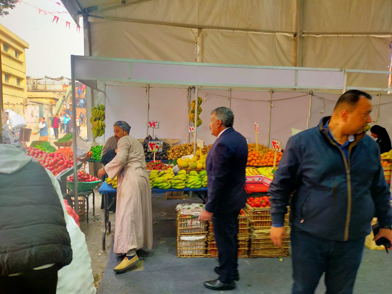 معرض أهلا رمضان فى حى الدقى يستقبل المواطنين والتخفيضات على السلع تصل لـ30%